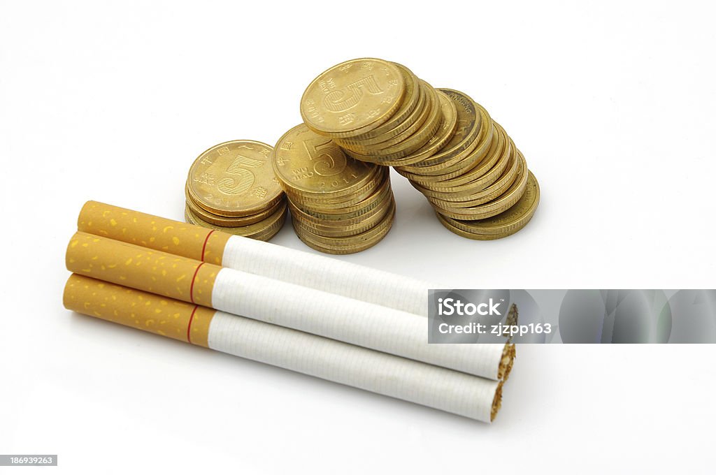 Sigarette e denaro - Foto stock royalty-free di Assuefazione
