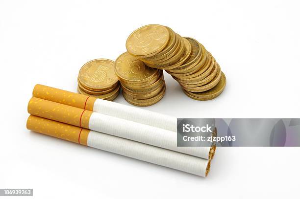 Foto de Cigarros E O Dinheiro e mais fotos de stock de Ampliação - Ampliação, Cigarro, Conceito