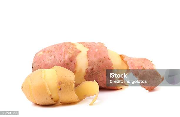 Duas Casca De Batata Isolado - Fotografias de stock e mais imagens de Agricultura - Agricultura, Amarelo, Casca de fruta