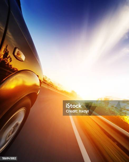 Foto de Carro Na Estrada e mais fotos de stock de Carro - Carro, Velocidade, Alto - Descrição Geral