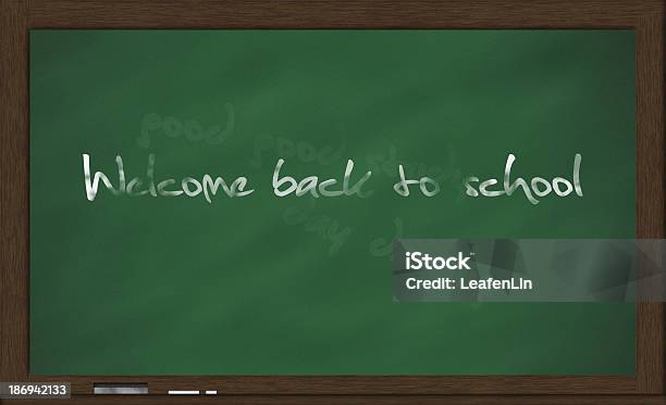Chalkboard Con Parole Bentornati A Scuola - Fotografie stock e altre immagini di Annuncio - Annuncio, Aula, Bianco