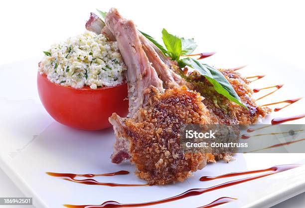 Foto de Costeletas De Carneiro e mais fotos de stock de Almoço - Almoço, Assado, Branco