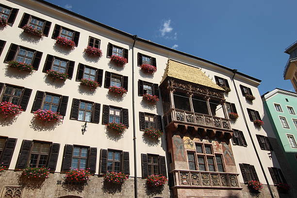 telhado de ouro, goldenes dachl, centro da cidade histórica, innsbruck - annsäule - fotografias e filmes do acervo