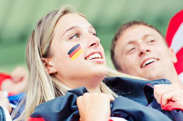 german jovem adepto no estádio durante a copa do mundo - german culture people women germany - fotografias e filmes do acervo