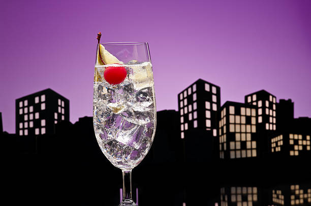 istock Metropolis Gin Tonic tom collins cocktail 186944339