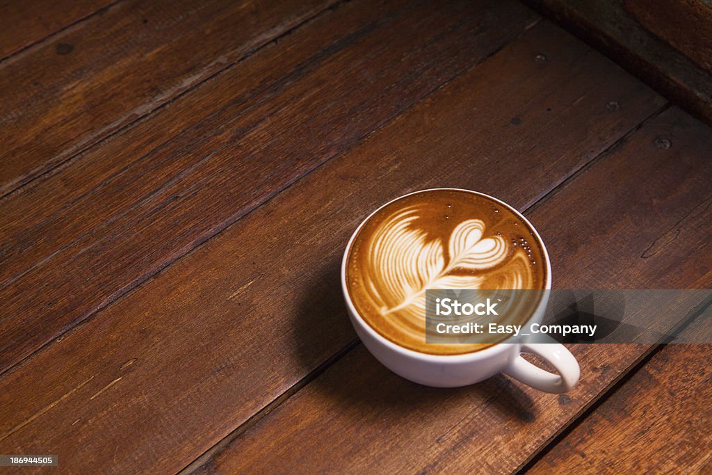 Arte di Latte, caffè sulla scrivania in legno come sfondo. - Foto stock royalty-free di Ambientazione tranquilla