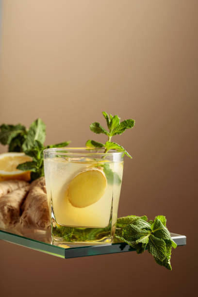 rinfrescante cocktail estivo con ghiaccio naturale, zenzero, limone e menta. - ginger tea root hot drink foto e immagini stock