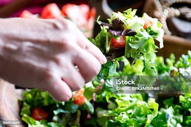 Mano Il Lancio Di Una Insalata - Fotografie stock e altre immagini di Alimentazione sana - Alimentazione sana, Cibi e bevande, Cibo