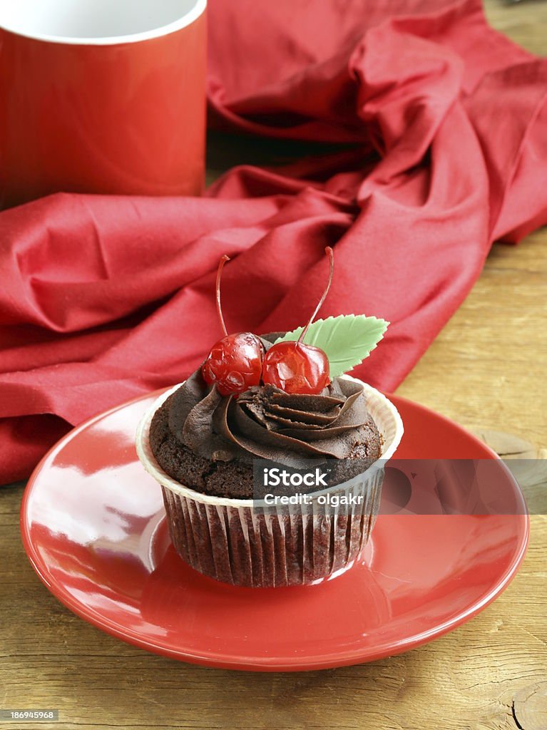 cupcake con cioccolato ganache e ciliegie - Foto stock royalty-free di Amore