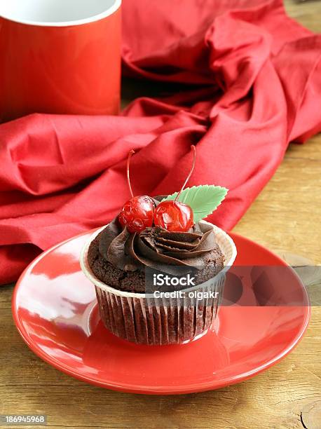 Cupcake Con Cioccolato Ganache E Ciliegie - Fotografie stock e altre immagini di Amore - Amore, Cibo, Cioccolato