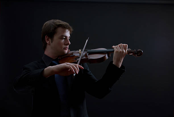 virtuoso teen violinista - concertmaster imagens e fotografias de stock