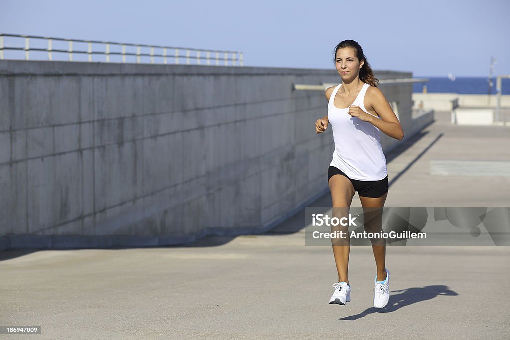 Atraente mulher correndo no asfalto - Foto de stock de Adolescente royalty-free