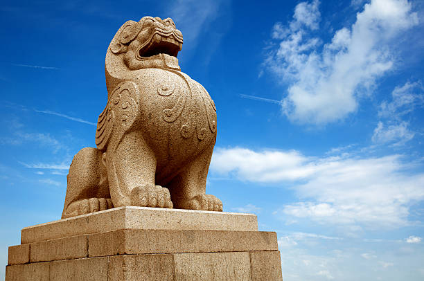 chinois lion de pierre - stone statue animal imitation asia photos et images de collection