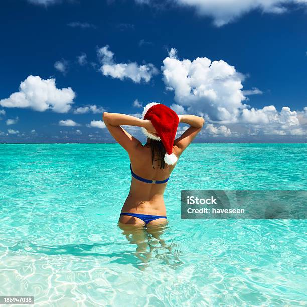 Mulher De Chapéu Na Praia De Santas - Fotografias de stock e mais imagens de Natal - Natal, Praia, Adulto