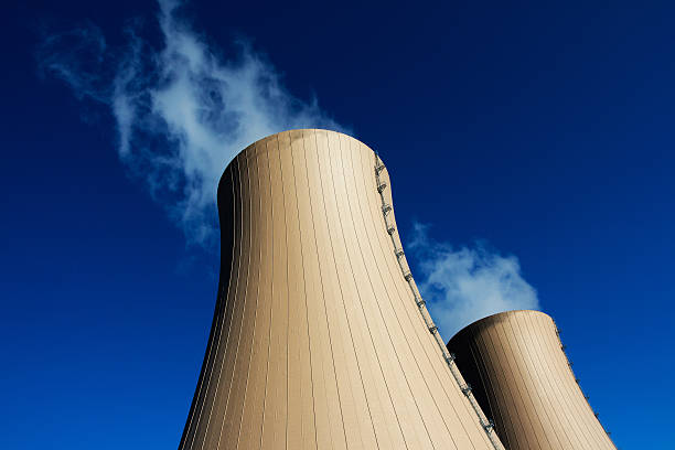 torres de refrigeración de nuclear power plant contra el cielo azul - torre de refrigeración fotografías e imágenes de stock