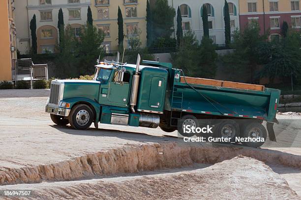 Photo libre de droit de Camion De Construction banque d'images et plus d'images libres de droit de Affaires - Affaires, Arbre, Container