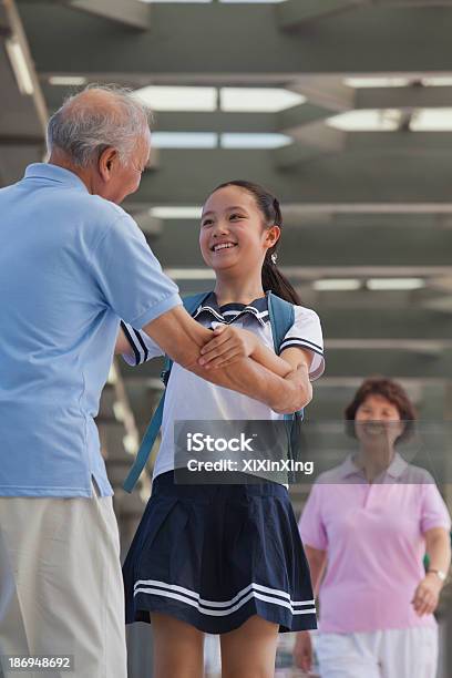 Neta De Mãos Dadas Com Seu Avô - Fotografias de stock e mais imagens de 12-13 Anos - 12-13 Anos, 60-64 anos, A caminho