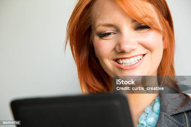 Mujer Disfrutando En El Comprimido Libro Electrónico Foto de stock y más banco de imágenes de 20 a 29 años