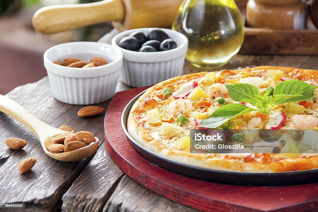 Frische pizza auf Holz-board - Lizenzfrei Basilikum Stock-Foto