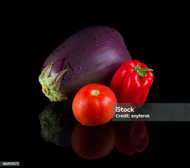 Пасленовых Veggetables — стоковые фотографии и другие картинки Овощ - Овощ, Чёрный фон, Баклажан