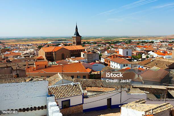 Foto de Campo De Criptana Em Dia De Verão e mais fotos de stock de Província de Ciudad Real - Província de Ciudad Real, Casa, Espanha