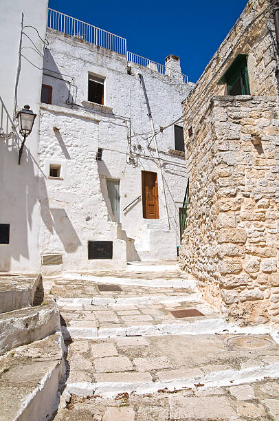 alleyway. ceglie messapica. puglia. italy. - messapica foto e immagini stock