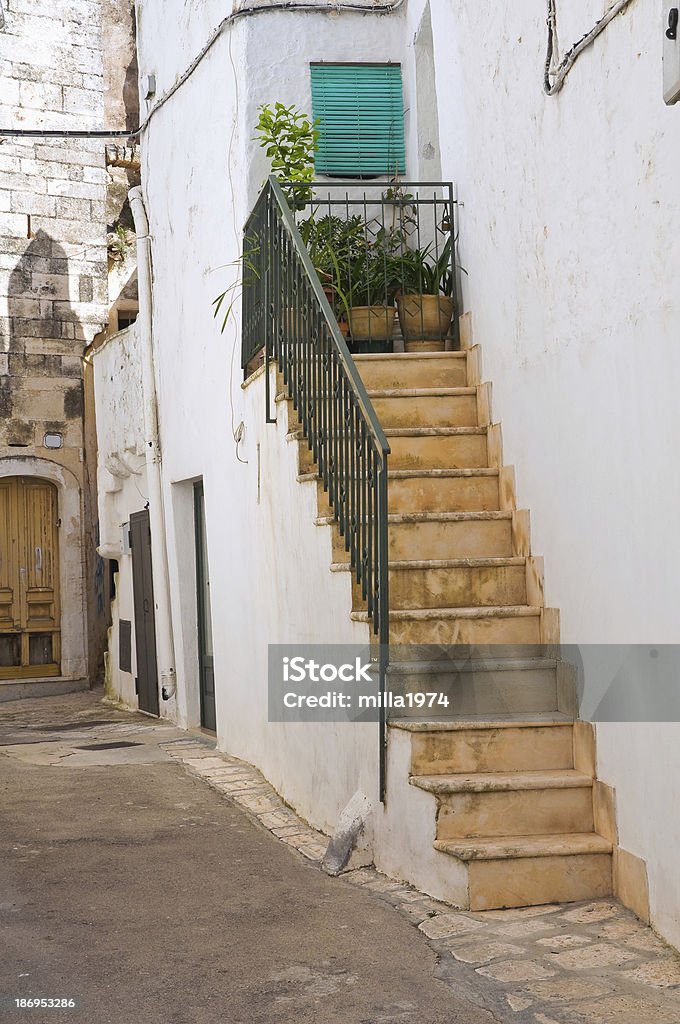 Vicolo.  Ceglie Messapica. Puglia.  Italia. - Foto stock royalty-free di Acciottolato