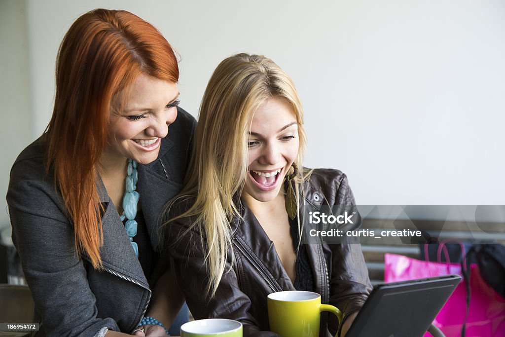 Dois amigos do sexo feminino a partilha Tablet no Café - Royalty-free 20-29 Anos Foto de stock