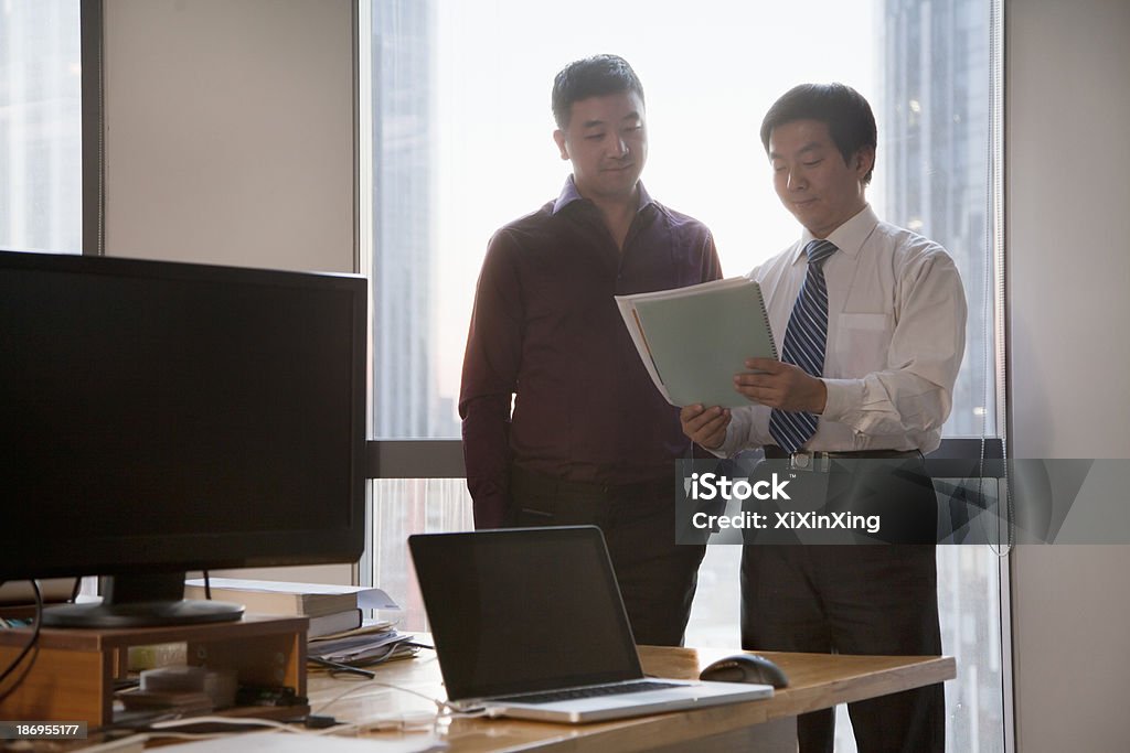 Deux hommes d'affaires travaillant ensemble dans le bureau - Photo de Document libre de droits