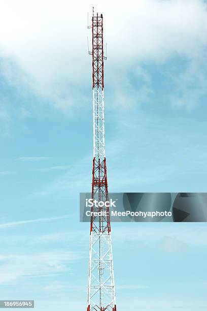 Antena Variedad Teléfono Móvil Y El Cielo Azul Foto de stock y más banco de imágenes de Acero - Acero, Aire libre, Alto - Descripción física