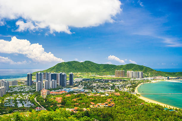 przegląd sanya city, hainan, prowincja chin - vibrant color mountain bay beach zdjęcia i obrazy z banku zdjęć