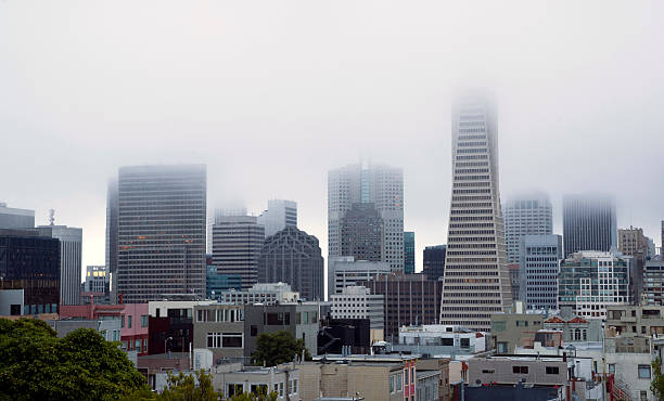 통해 안개 연결된 대형 사무실 건물 캘리포니아 샌프란시스코 시내의 - cityscape san francisco county city office building 뉴스 사진 이미지