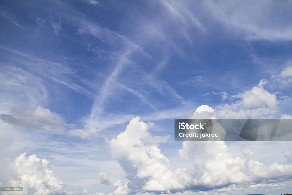 Cielo azul con nube - Foto de stock de Aire libre libre de derechos