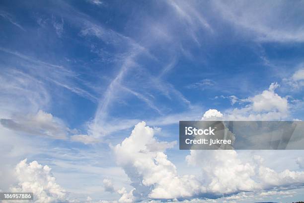 Cielo Azul Con Nube Foto de stock y más banco de imágenes de Aire libre - Aire libre, Azul, Capa de ozono