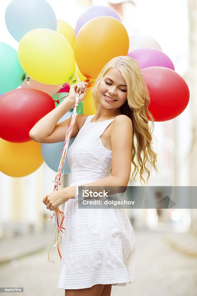 Kobieta z kolorowych balonów - Zbiór zdjęć royalty-free (Balon na hel)