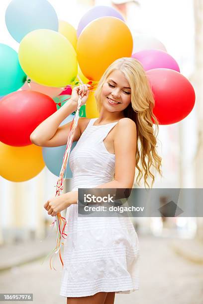 Foto de Mulher Com Balões Coloridos e mais fotos de stock de Adulto - Adulto, Alegria, Balão com gás hélio