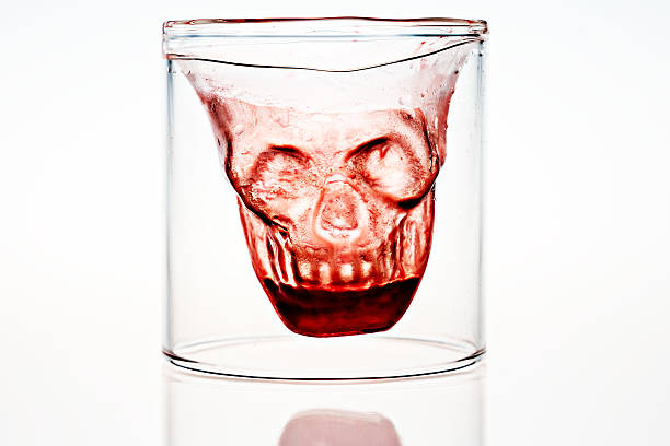 хэллоуин черепа сталкиваются с алкоголем стопка с поддельные в крови - twin falls стоковые фото и изображения