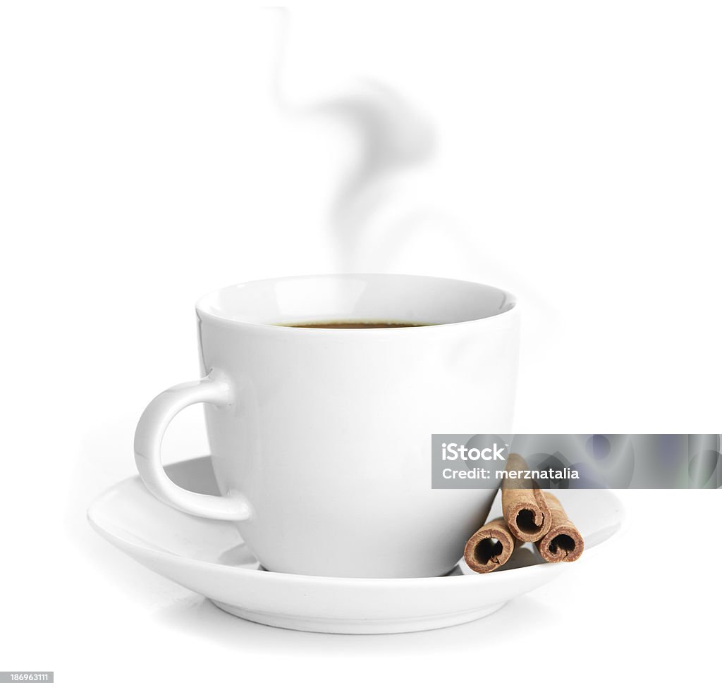 カップコーヒー、シナモンを白背景 - カップのロイヤリティフリーストックフォト