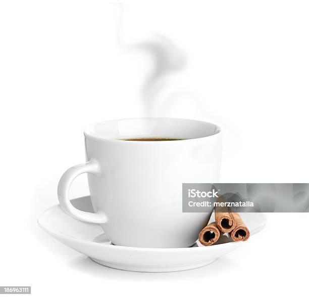 カップコーヒーシナモンを白背景 - カップのストックフォトや画像を多数ご用意 - カップ, キッチン用品, シナモン