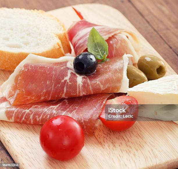 Fette Di Prosciutto Crudo Formaggio Con Olive E Pomodori Ciliegini - Fotografie stock e altre immagini di Antipasto