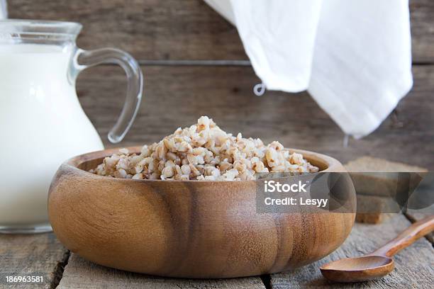 Alforfón En Una Placa De Madera Foto de stock y más banco de imágenes de Alforfón - Alforfón, Alimento, Azul