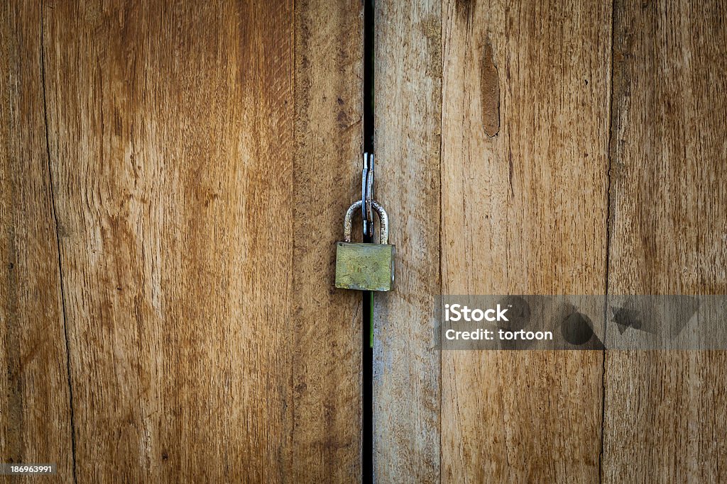 Old Key trava em fechar porta de madeira - Foto de stock de Manivela - Objeto manufaturado royalty-free