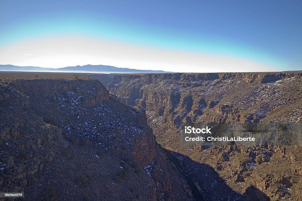 Guardare verso il basso nel Rio Grande, Nuovo Messico - Foto stock royalty-free di Ambientazione esterna