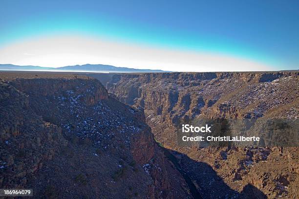 Guardare Verso Il Basso Nel Rio Grande Nuovo Messico - Fotografie stock e altre immagini di Ambientazione esterna