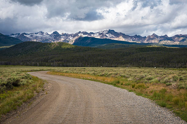 istock Gravel road, Sawtooth Mountain Range, Idaho 186966901