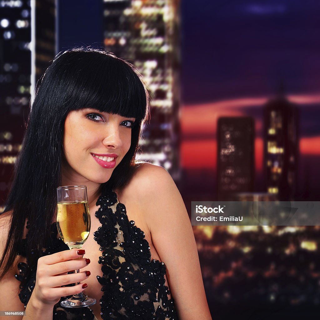 Dziewczyna trzyma Kieliszek szampana - Zbiór zdjęć royalty-free (Alkohol - napój)
