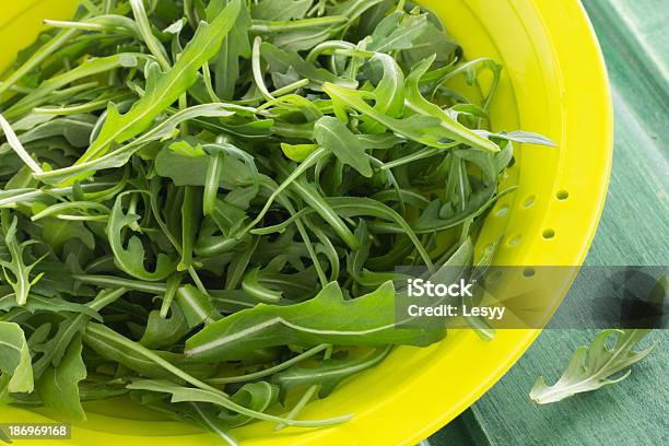 Roqueta Ensalada En Un Tamiz Foto de stock y más banco de imágenes de Alimento - Alimento, Comida sana, Comida vegetariana