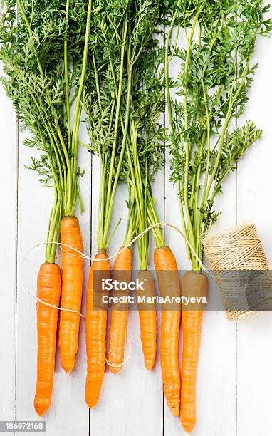 Young Rústico Zanahorias En Pizarras Blancas Foto de stock y más banco de imágenes de Agricultura - Agricultura, Alimento, Anticuado