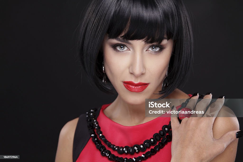 Mode Portrait de Brunette femme avec des lèvres rouges isolés - Photo de A la mode libre de droits