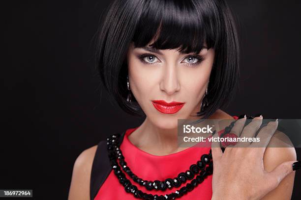 Brunette Moda Mulher Retrato Com Lábios Vermelhos Isoladas - Fotografias de stock e mais imagens de Adulto